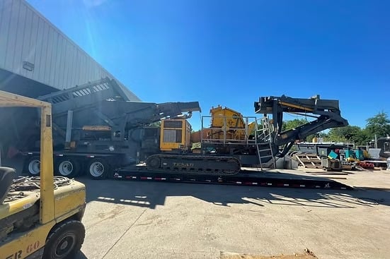 Impact crusher machine on aggregate site